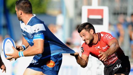 Le Toulonnais Pélissé s'accroche au maillot du Castrais (REMY GABALDA / AFP)