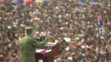 8 juin 2002. Durant toutes ses années au pouvoir, Fidel Castro a fait montre d'un grand talent d'orateur, comme ici, à Santiago de Cuba.&nbsp; (CRISTOBAL HERRERA / AP / SIPA)