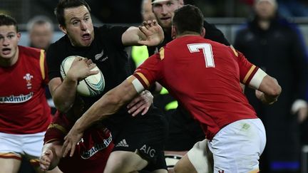 Ben Smith repousse Warburton lors du match entre les All Blacks et le pays de Galles (MARTY MELVILLE / AFP)