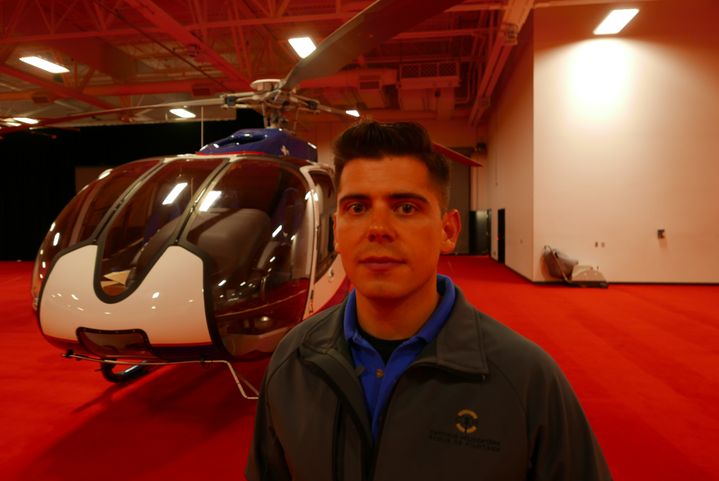 Maxime Durbec, pilote d'hélicoptère le jour à Québec et concierge d'hôtel la nuit:&nbsp;"Ce n'est pas un problème à condition que cela n'impacte ni sur l'un ni sur l'autre"&nbsp; (Photo Emmanuel Langlois)