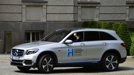 Le ministre de l'Economie allemand, Peter Altmaier, à bord d'une Mercedes F-Cell à hydrogène, avant une conférence de presse pour présenter la stratégie du gouvernement fédéral en matière d'hydrogène, le 10 juin 2020 à Berlin. (JOHN MACDOUGALL / AFP)