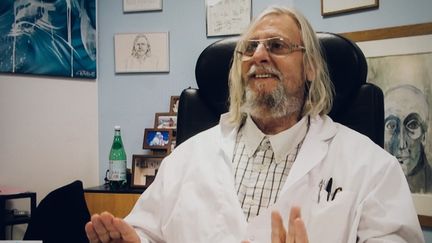 Le professeur Didier Raoult, dans son bureau de l'Institut hospitalo-universitaire Méditerranée&nbsp;Infection, à Marseille (Bouches-du-Rhône), le 24 mars 2020. (THEO GIACOMETTI / HANS LUCAS / AFP)