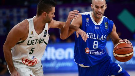 Le joueur grec Nick Calathes (à droite) (OZAN KOSE / AFP)