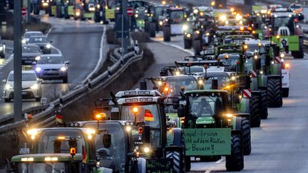 Farmers in tractors demonstrate on a highway next to Frankfurt airport (Germany), February 3, 2024. (MICHAEL PROBST / AP / SIPA)