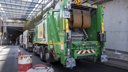 Des camions à l'entrée de l'incinérateur de déchets d'Issy-les-Moulineaux (Hauts-de-Seine), en mars 2023. (SERGE TENANI / HANS LUCAS)