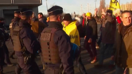 Le face-à-face se tend entre les agriculteurs et les forces de l’ordre. Près d’une centaine de manifestants ont été interpellés près de Rungis, mercredi 31 janvier. Le gouvernement a fixé des limites et a déployé des blindés. (France 2)