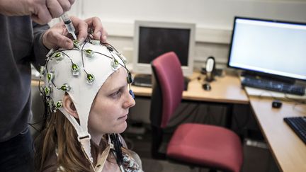 Une femme passe des tests au centre de recherche en neurosciences à Lyon. (Photo d'illustration)
   (JEAN-PHILIPPE KSIAZEK / AFP)