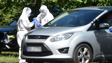 Des automobilistes&nbsp;réalisent un test au coronavirus, le 27 juillet 2020, à&nbsp;Mamming, dans le sud de l'Allemagne. (CHRISTOF STACHE / AFP)