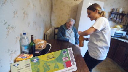 Les aides ménagères font partie des métiers en tension actuellement. Photo d'illustration. (MYCHELE DANIAU / AFP)