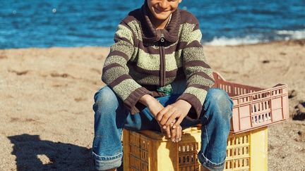 «J’habite à Chatt Essalem à Gabès. Mon père est pêcheur, je l’accompagne souvent à la plage pour l'aider à mettre les poissons dans les caisses. Malheureusement, il m’interdit de m’y baigner. Lui et les autres pêcheurs disent que la mer de Chatt Essalem est polluée par les résidus de phosphogypse. Mais bon, j’y retourne souvent avec des amis sans lui dire. Nous n’avons pas le choix, il fait très chaud ici l’été.» (The Tunisians)