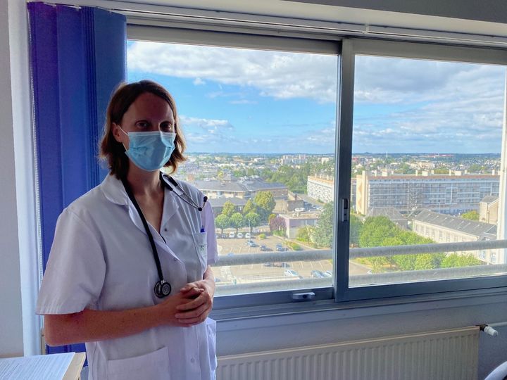 Le Dr Noémie Gaudré, au CH de Laval, le 16 juillet 2020. (BORIS LOUMAGNE / RADIO FRANCE)