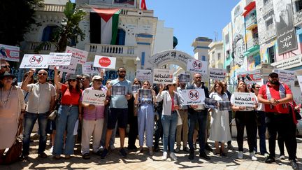 Le 27 mai 2024, plusieurs centaines de personnes ont manifesté à Tunis pour dénoncer des arrestations arbitraites de journalistes. (SOFIENE HAMDAOUI / AFP)