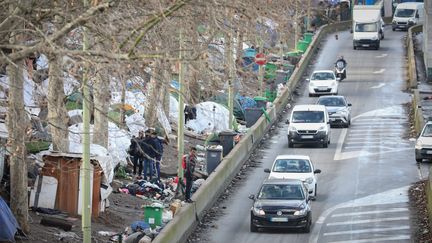 Un campement au niveau de la porte de la Chapelle à Paris, en janvier 2020.&nbsp; (FRED DUGIT / MAXPPP)