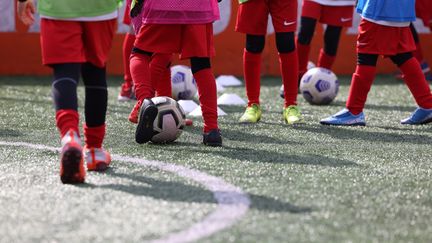 Des enfants lors d'un entrainement de football. Photo d'illustration. (ARNAUD JOURNOIS / MAXPPP)