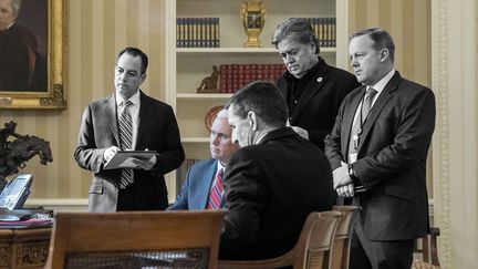 Le président des Etats-Unis, Donald Trump, avec le vice-président Mike Pence et ses proches conseillers, à la Maison Blanche, le 28 janvier 2017. (ANDREW HARNIK / AP / SIPA)