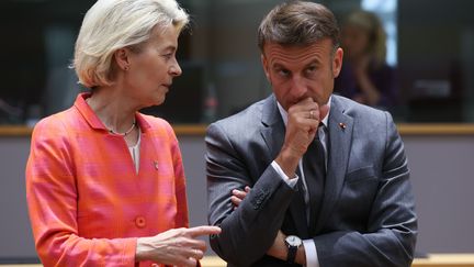 La présidente de la Commission européenne, Ursula von der Leyen, et le président français Emmanuel Macron à Bruxelles le 27 juin 2024 (OLIVIER HOSLET / POOL / EPA POOL)