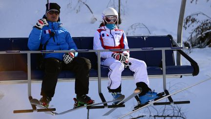 La skieuse de descente fran&ccedil;aise Marie Marchand-Arvier rejoint le haut des pistes de la station Rosa Khoutor, en Russie, le 4 f&eacute;vrier 2014. (OLIVIER MORIN / AFP)