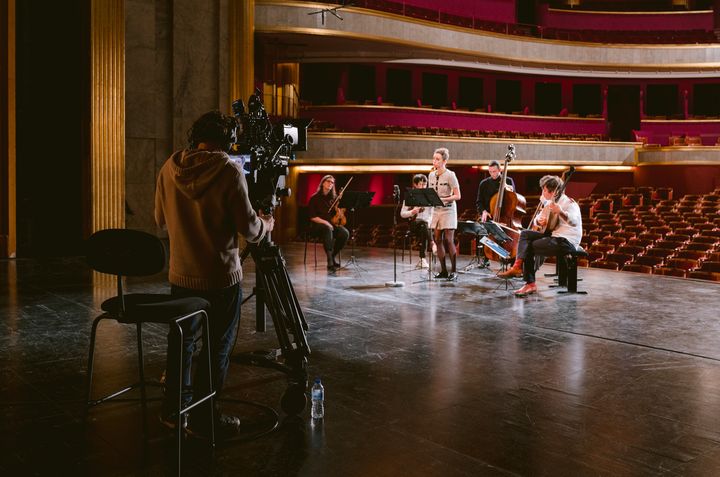 La mezzo-soprano Lea Desandre et l'ensemble Jupiter enregistrent la captation d'un concert sans public au Théâtre des Champs-Elysées le 5 décembre 2020. (ALINA SEPP)