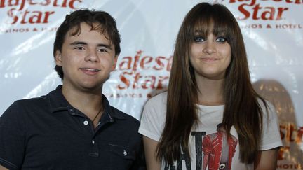 Prince, &agrave; gauche, et Paris Jackson, les deux a&icirc;n&eacute;s de Michael Jackson, &agrave; l'occasion d'un hommage &agrave; leur p&egrave;re, le 29 ao&ucirc;t 2012 dans la ville de Gary (Indiana, Etats-Unis).&nbsp; (CHARLES REX ARBOGAST / AP / SIPA )