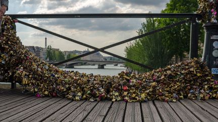 A Paris, le grillage du pont des Arts s'effondre sous le poids des cadenas
 (Guillaume Chignagué/Citizenside.com/AFP)