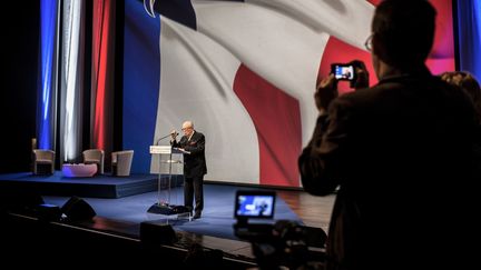 Jean-Marie Le Pen sur sc&egrave;ne &agrave; Lyon pour le congr&egrave;s du Front National, le 29 novemvre 2014. (JEFF PACHOUD / AFP)