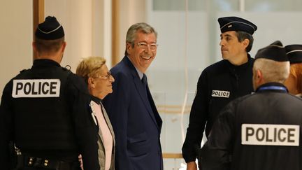 Les époux Balkany,&nbsp;juste avant le verdict de leur procès au tribunal correctionnel de Paris, vendredi 13 septembre 2019. (THOMAS SAMSON / AFP)