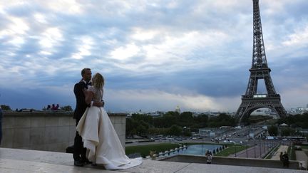 Un couple de marié, sur l'esplanade du Trocadéro, à Paris, le 15 septembre 2015. (Photo d'illustration) (LUDOVIC MARIN / AFP)