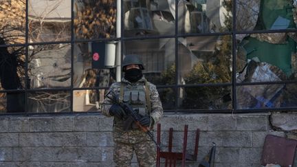 Un membre des forces de sécurité dans les rues d'Almaty (Kazakhstan), le 14 janvier 2022. (PAVEL PAVLOV / ANADOLU AGENCY VIA AFP)