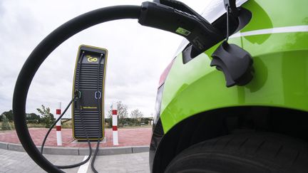 Un véhicule électrique à&nbsp;Schleswig-Holstein (Allemagne) le 21 juillet 2021. (FRANK MOLTER / DPA / AFP)