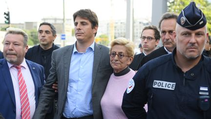 Isabelle Balkany, accompagnée de son fils Alexandre, le 13 septembre 2019 à Paris, à son arrivée au tribunal. (CHRISTOPHE ARCHAMBAULT / AFP)