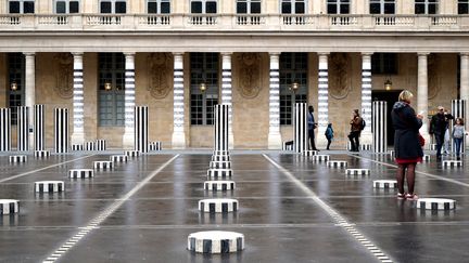 Le MoDuLe De Zeer a été installé en face des colonnes de Daniel Buren, dans la cour du Palais-Royal à Paris, le 17 avril 2018. (JEAN FAUCHEUR / AFP)