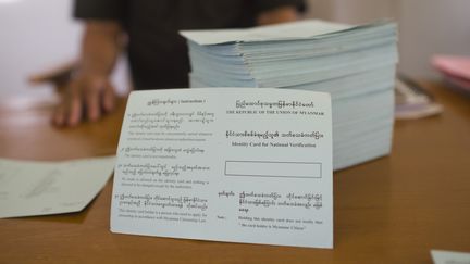 Une pile de&nbsp;cartes de vérification nationale préparées par les services de l'immigration birmans, le 24 avril 2018. (YE AUNG THU / AFP)