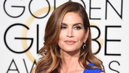 Cindy Crawford arrive, le 11 janvier 2015, sur le tapis rouge de la 72e c&eacute;r&eacute;monie des Golden Globes &agrave; Beverly Hills (Etats-Unis).&nbsp; (MARK RALSTON / AFP)