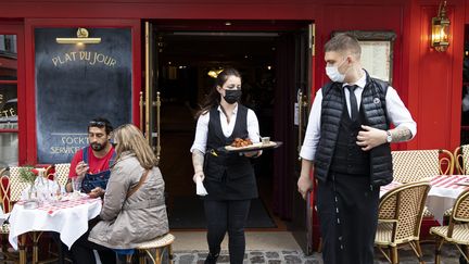 La terrasse d'un restaurant à Montmartre, à Paris, le 19 mai 2021. (ALEXIS SCIARD / MAXPPP)