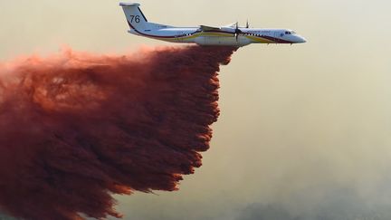 Un bombardier Dash 8-Q400MR de la Sécurité civile, combat la progression du feu de forêts près de Gignac dans le sud de la France le 26 juillet 2022. (Illustration) (SYLVAIN THOMAS / AFP)