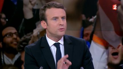 Emmanuel Macron&nbsp;sur le plateau du journal&nbsp;de 20 heures de France 2, le 25 avril 2017 (FRANCE 2)