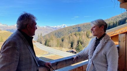 Régis et Corinne Michelas, propriétaires de l’hôtel Cocoon, à la Plagne. (BORIS LOUMAGNE / RADIO FRANCE)