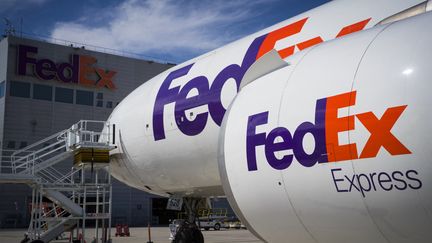 Un avion MD11 appartenant à FedEx sur l'aéroport de&nbsp;Roissy-Charles de Gaulle&nbsp;(Val-d'Oise). (JOEL SAGET / AFP)