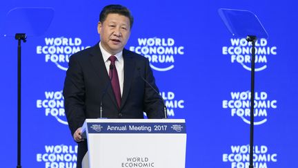 Le président chinois Xi Jinping prononce un discours à l'occasion du&nbsp;Forum économique mondial à Davos (Suisse), le 17 janvier 2017.&nbsp; (FABRICE COFFRINI / AFP)