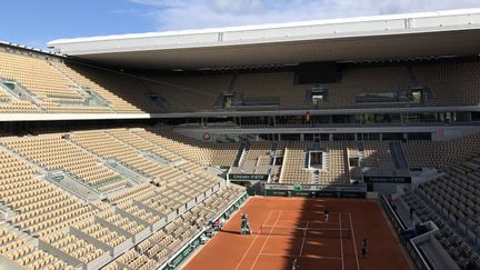 Le court central de Roland Garros le 4 octobre 2020. (EMMA SARANGO / RADIO FRANCE)