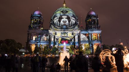 La cathédrale de berlin dans son habit de lumière. (JOHN MACDOUGALL / AFP)