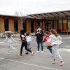 Des élèves d'une école primaire de Bruyères-le-Châtel (Essone) pratiquent le sport dans la cour, le 19 janvier 2021. (MYRIAM TIRLER / HANS LUCAS / AFP)