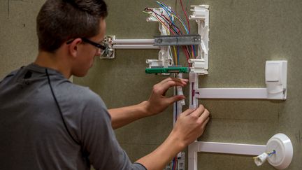 Un futur électricien réalise un exercice à l'Université Régionale des métiers de l'artisanat à Arras (Pas-de-Calais), le 26 septembre 2014. (PHILIPPE HUGUEN / AFP)