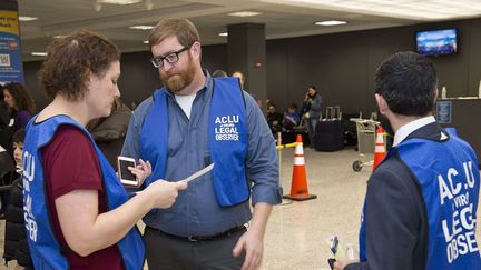 Les avocats de l'ONG ACLU, le 29 janvier 2017 à l'aéroport international Dulles de Washington. (Mathieson Sr./Shutterst/SIPA)