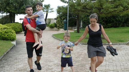 Kenzo, fan de l'Olympique de Marseille, avec son père et le reste de sa famille, à Grosseto Prugna, le 4 juin 2023. (PASCAL POCHARD-CASABIANCA / AFP)