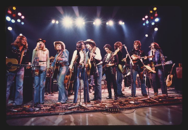 La troupe de la tournée Rolling Thunder Revue de Bob Dylan sur scène en 1975. (NETFLIX)