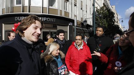 Jean Sarkozy&nbsp;(&agrave; gauche) en campagne pour son p&egrave;re, le 15 f&eacute;vrier 2012 &agrave; Neuilly-sur-Seine (Hauts-de-Seine). (FRANCOIS GUILLOT / AFP)