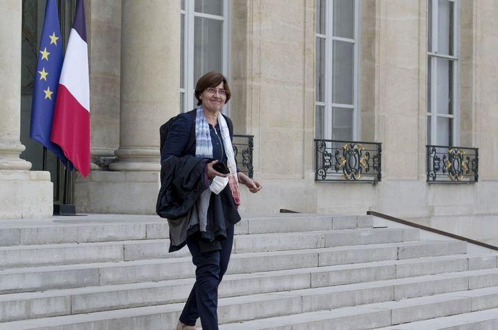 La climatologue Valérie Masson-Delmotte avec son foulard des "Warming Stripes", le 4 mai 2022 à l'Elysée. (DANIEL PIER / NURPHOTO / AFP)