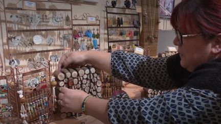 À Blois (Loir-et-Cher), la mairie permet à des artisans d'art d'exposer et de vendre leur production dans des boutiques éphémères. Un concept qui a de l'avenir. (france 3)