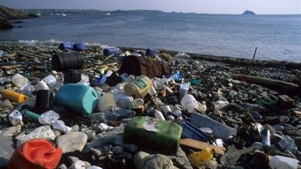 Déchets rejetés par la mer sur l'île d'Ouessant. (Biosphoto / Christian-Georges Quillivic)